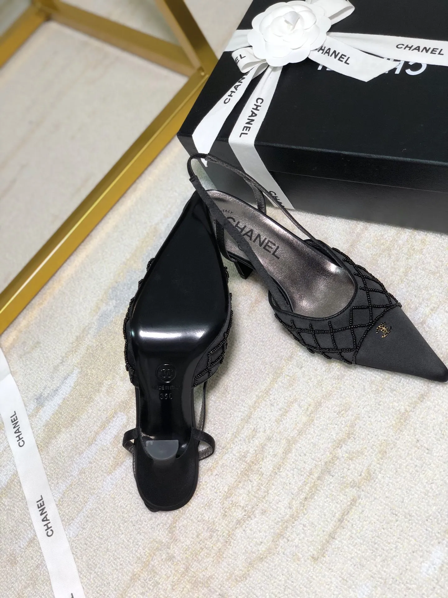👟👟Ex-factory price 480👟👟 Women's Shoes Women's Clothing Women's Shoes Women's Clothing Chanel Xiaoxiang Vintave Second-hand Style Diamond-Embellished Pointed Toe Back Lace-up High Heels Single Shoes〰 Size: 34-40 (34,40 can be customized, non-refundable) Xiaoxiang Pearl Shoes, a must-have classic mid-heeled sandal for the goddess~~ Three colors available: apricot, black and white The upper is all silk➕The upper is decorated with hand-made beads, sheepskin lining for the feet, dyed genuine leather outsole ★Heel height: 6.5CM Size: 34-40